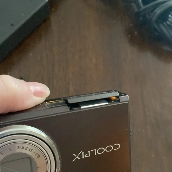 Nikon Coolpix Digital Camera with Charger - Picture 8 of 8